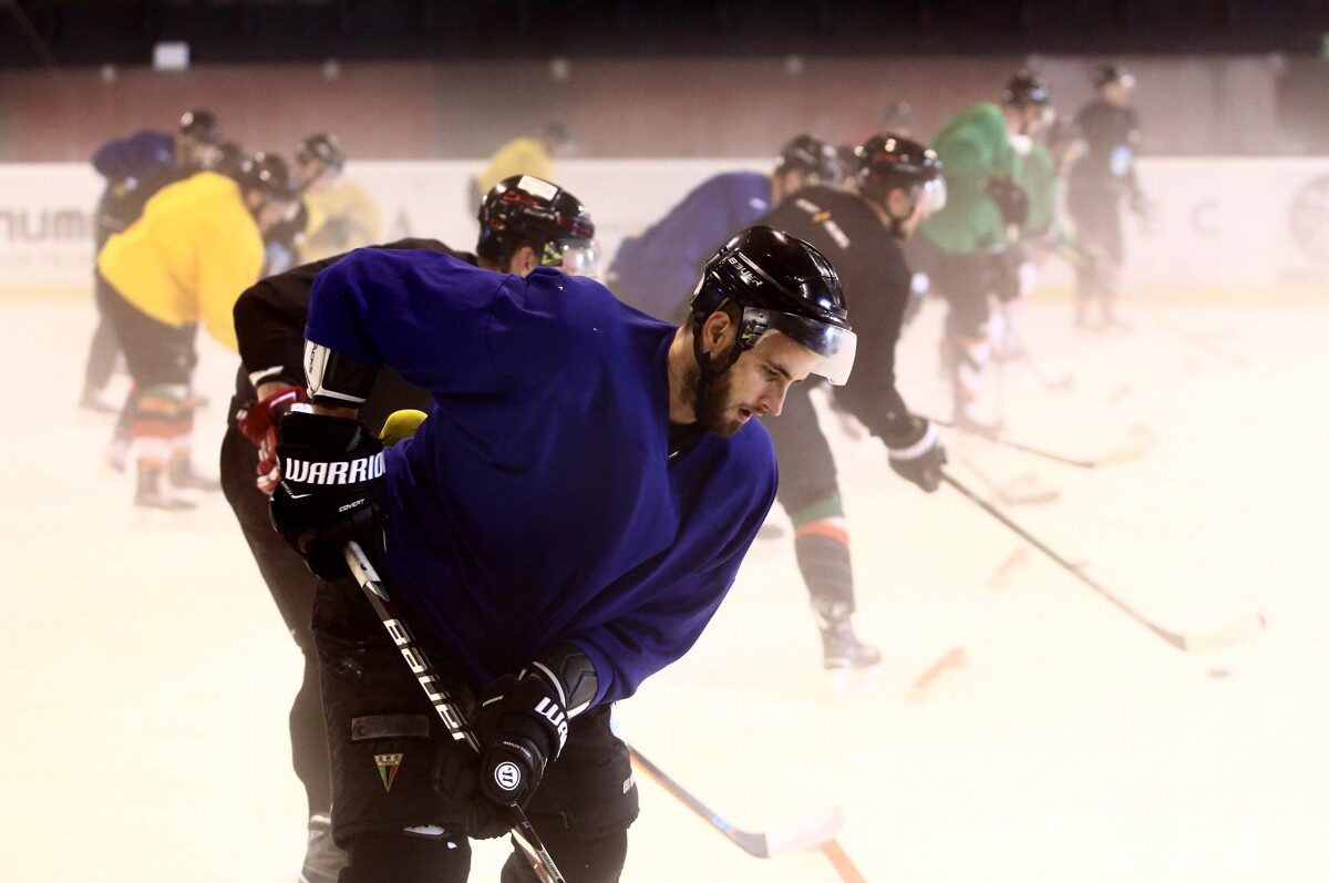 Hokej: Mistrzowie Polski po czterech miesiącach wrócili na lód