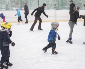 Godziny dla rodziców z dziećmi na lodowiskach sezonowych