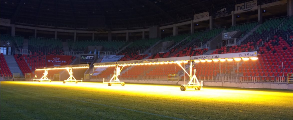 Lampy naświetlają murawę na Stadionie Miejskim w Tychach [FOTO/WIDEO]